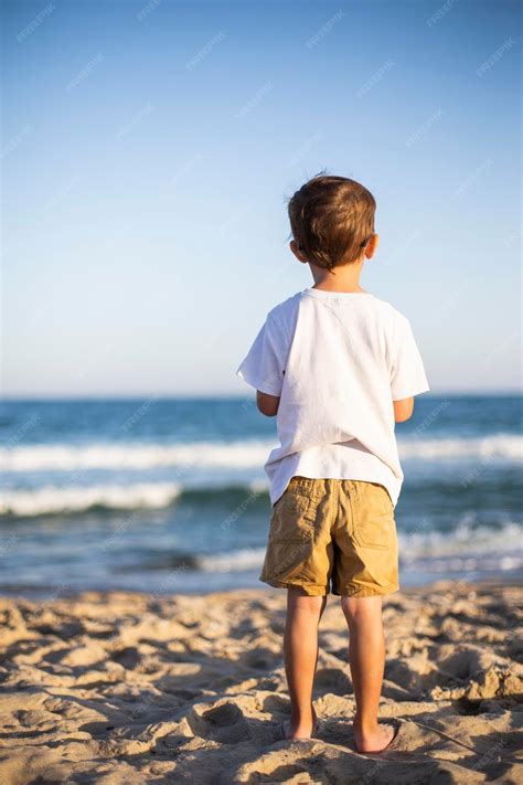 Enfant Sur Une Plage Regardant La Mer Petit Garçon Debout Sur La Plage