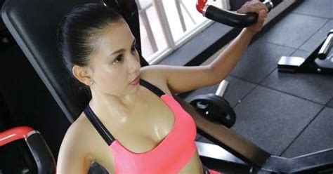 Model Cantik Koleksi Foto Seksi Hot Cantik Tiara Indira SISILA Magazine