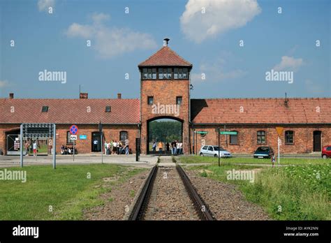 Der Torbogen und SS Wache Haupthaus von außerhalb des Lagers an das