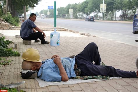 烈日下的农民工瞬间，15张图片15个感动，他们才是最值得尊敬的人