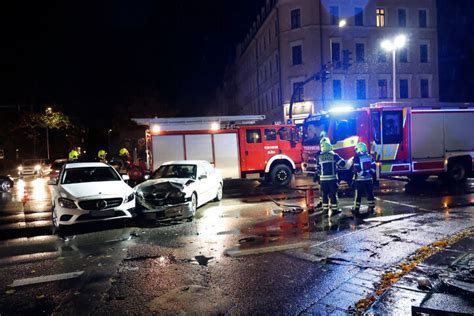 Kreuzungscrash In Chemnitz Bmw Und Mercedes Krachen Zusammen