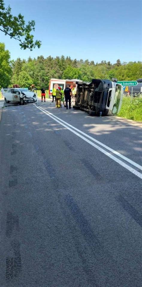 Niebezpieczny wypadek w Starej Sobótce zderzyły się dwa auta W akcji