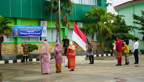 Pakaian Adat Warnai Hari Guru Nasional 2023 Di MAN IC OKI MAN INSAN