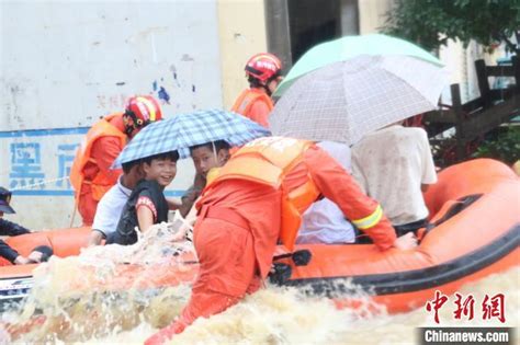 暴雨致江西都昌山洪爆发 500余名学生雨中转移（图） 新闻频道 和讯网