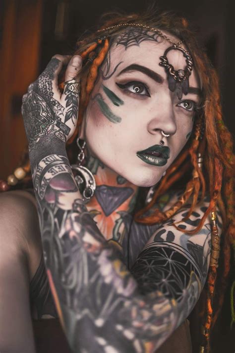 Pin De Laurie Gothic Witch Bitch Pa En Morgin Riley Model Dreads Mujeres Tatuadas Tatuajes