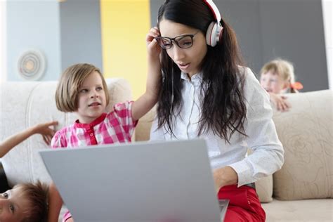 Retrato De Madre Ocupada Con El Trabajo En La Computadora Port Til