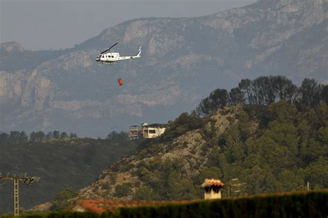 El Incendio De Llutxent Ya Ha Arrasado Hect Reas Y Afecta A