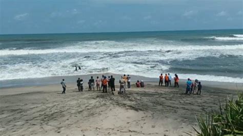 4 Wisatawan Yang Terseret Ombak Di Pantai Karang Panganten Sukabumi