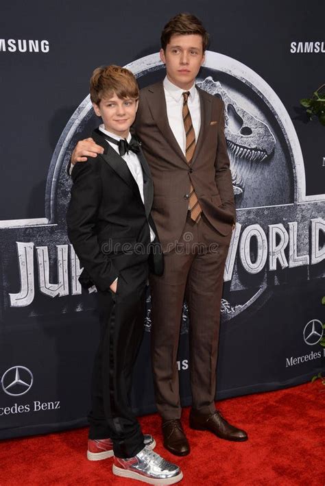 Ty Simpkins Y Nick Robinson Foto Editorial Imagen De Personalidad