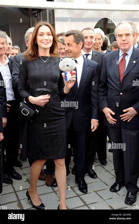 Der Franz Sische Pr Sident Nicolas Sarkozy Und Seine Frau Carla Bruni