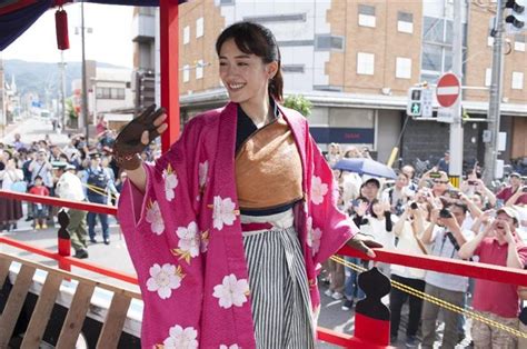 綾瀬はるか、会津まつりに『八重の桜』衣装で参加「すごく懐かしい」：イザ！