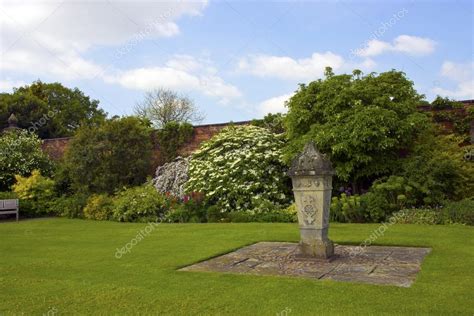 Formal English garden. — Stock Photo © Debu55y #27137279