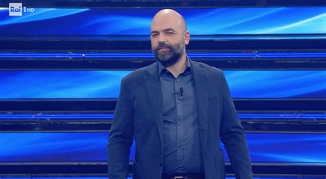 Sanremo L Abito Di Roberto Saviano Ospite Al Festival Stilista