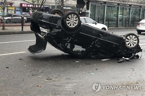 가드레일 들이받고 차량 전복 연합뉴스