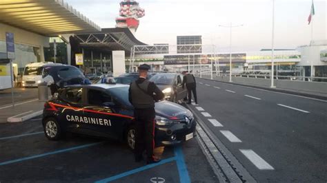 Controlli Dei Carabinieri All Aeroporto Leonardo Da Vinci Di Fiumicino