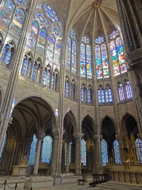 Arquitetura medieval construções religiosas e monumentais