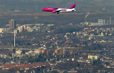 Dortmund Aus Der Vogelperspektive Lande Anflug Eines Airbus A Auf