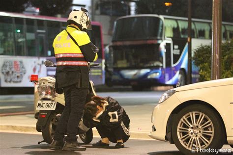 台中賓士女酒駕搖搖晃晃遭攔 「喝一點點」蹲地求警放過她 Ettoday社會新聞 Ettoday新聞雲