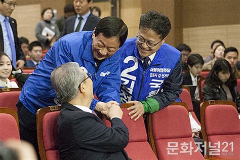 Mj포토 악수하는 김종인 대표와 진영 의원 문화저널21