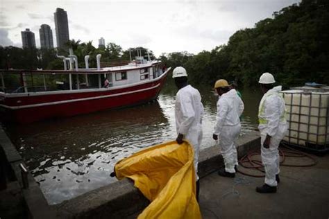 Un tuyau cassé inonde une rivière qui se jette dans la baie de Panama