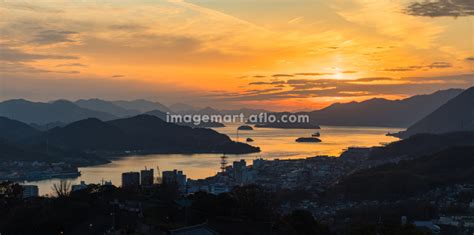 日本 広島県尾道市の千光寺頂上展望台から見える瀬戸内海と夕焼け空の写真素材 [212632085] イメージマート