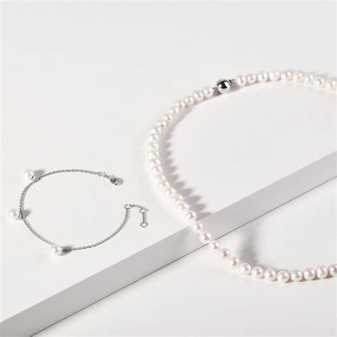 White Gold Bracelet With Three Freshwater Pearls Klenota