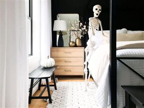 40 Creepy Cool Halloween Bedroom Decor Inspo