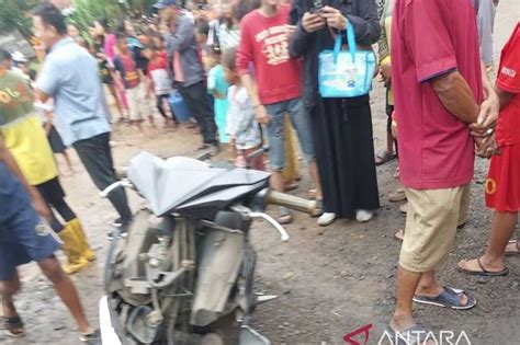 Nekat Terobos Perlintasan Ka Pengendara Motor Tewas Tertabrak Kereta