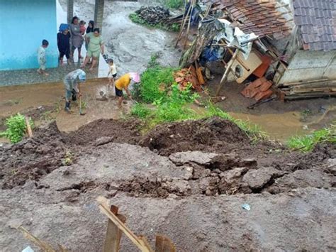 Garut Diterjang Bencana Senin Kemarin Kebakaran Rumah Roboh Dan