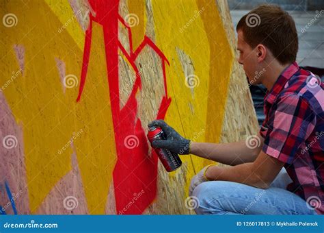 Um Artista Ruivo Novo Dos Grafittis Pinta Um Grafitti Novo Na Parede