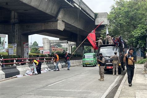 Foto Bawaslu Kota Bogor Tertibkan APK Semrawut Di Flyover Dan Jembatan