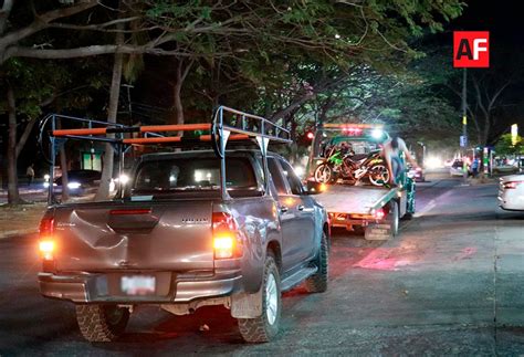 Motociclista se impacta con camioneta en Av María Ahumada de Gómez