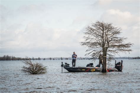 Early Morning Action On Santee Cooper Bassmaster