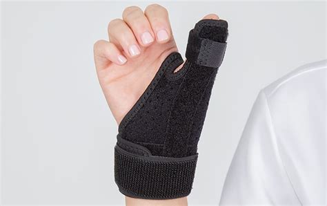 The Best Ways to Treat a Sprained Thumb - Vive Health