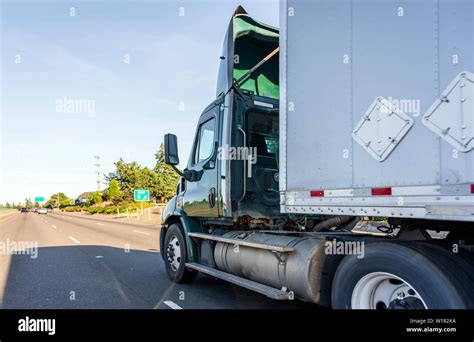 Verde Oscuro El Big Rig Poderoso D A Semi Cabina Cami N Con Aler N Para