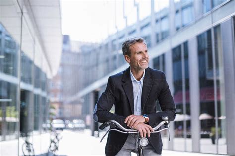 L Chelnder Gesch Ftsmann Auf Dem Fahrrad In Der Stadt Lizenzfreies