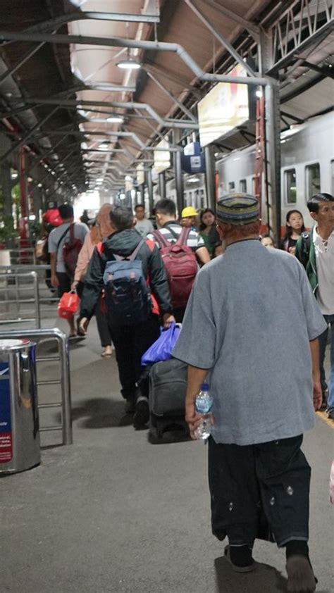 Pemudik Balik Ke Jakarta Surabaya Dan Bandung Padati Stasiun