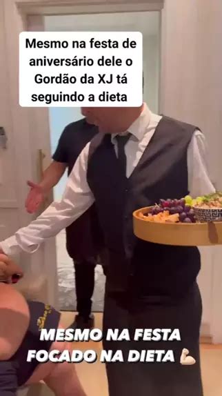 Mesmo na festa de aniversário dele o Gordão da XJ tá seguindo a dieta