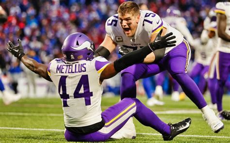 Paul Allen's Epic Reaction To Vikings-Bills Finish (VIDEO)