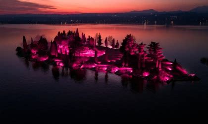 Manerba Del Garda LIsola Di San Biagio Si Illumina Di Rosa Per Il