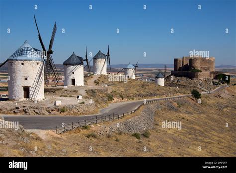 Consuegra Mulini A Vento E Il Castello Immagini E Fotografie Stock Ad