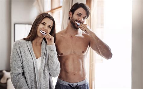 Comprometidos um o outro e a saúde de seus dentes foto de um