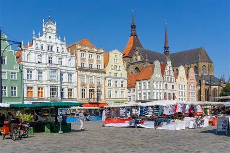 Día De Mercado En Neuer Markt Rostock En El Norte De Alemania Imagen