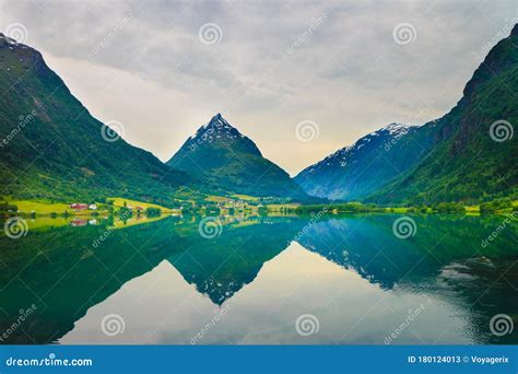 Bergregionen Im Norwegischen Fjordsee Stockbild Bild Von Dorf Reise