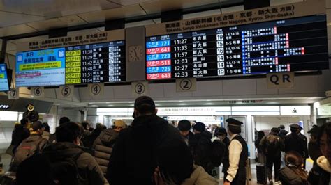 【帰省ラッシュ】帰省ラッシュで混雑している東京駅で急病人も発生、新大阪駅もカオス状態「東京駅人が多すぎ、新大阪の改札付近ではdj駅員が声を