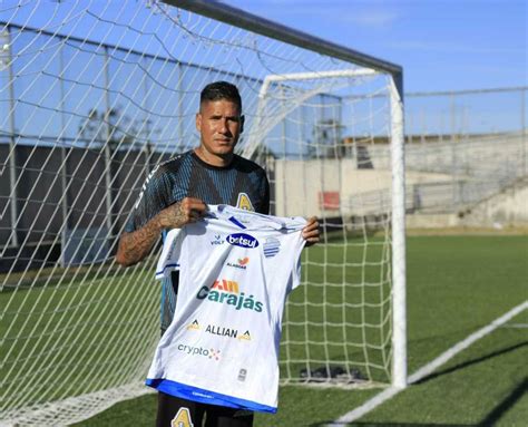 Após ajuda no jogo de quinta Clayton manda a camisa do CSA para o