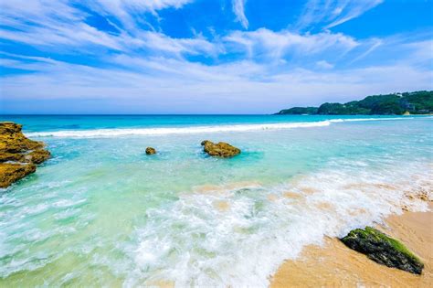 静岡県下田市にある伊豆白浜海岸でエメラルドグリーンの美しい風景を堪能！伊豆最大の海水浴場の崖に佇む真っ赤な鳥居は神秘的な雰囲気をかもしだす ...