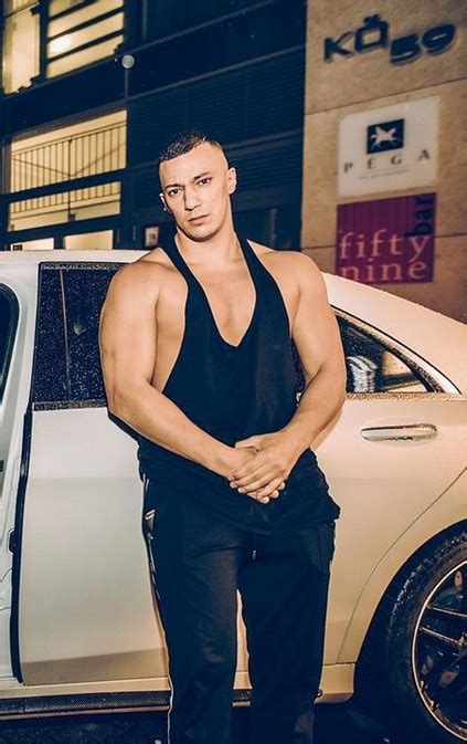 FARID BANG INSTAGRAM PARODĖ KAIP ŠVARIAI NUSIVALYTI ŠIKNĄ VIDEO