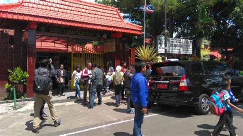 Foto Kepala Sekolah Penyetrum Murid Mangkir Dari Panggilan Polisi