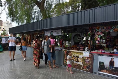 Artesanos De La Plaza Independencia Y El área De Diversidad Y Género